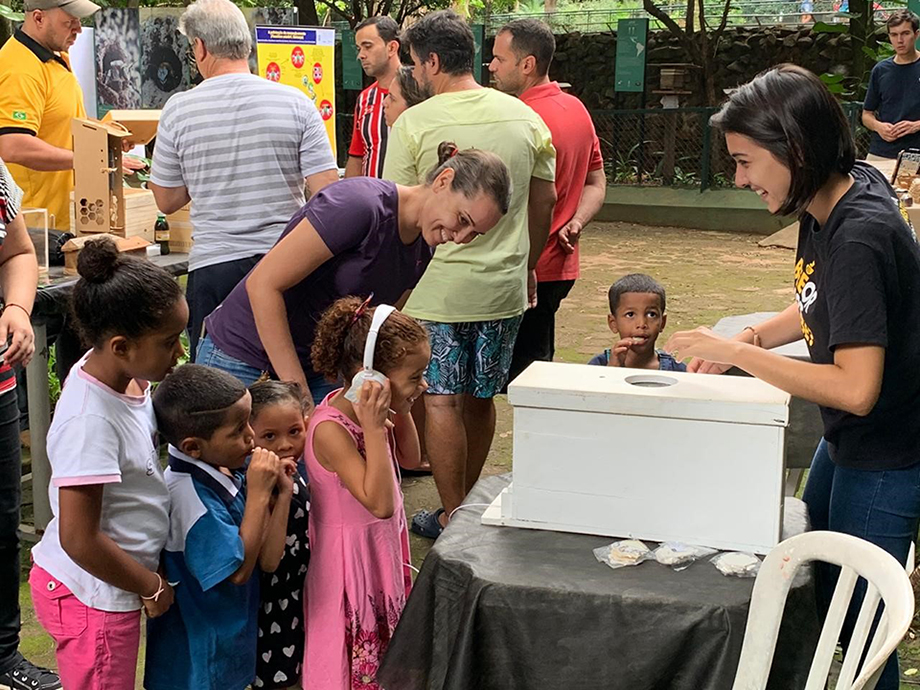 Zum-zum-zum no Bosque: los niños escuchan el zumbido de las abejas y hablan sobre la importancia de las abejas durante la 3ra Feria Educativa para el Mundo de las Abejas.